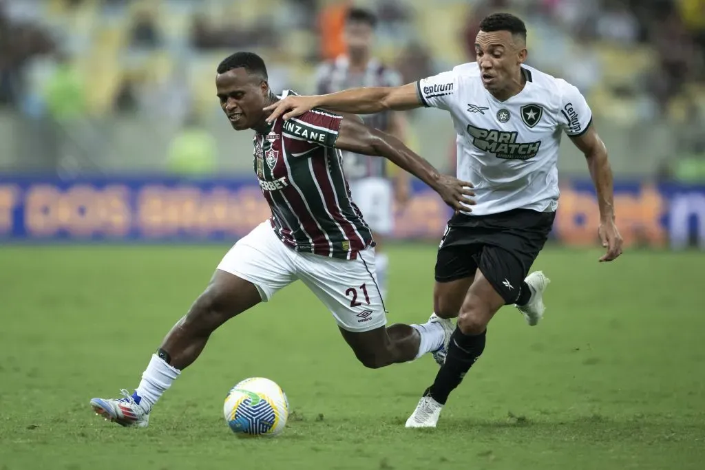 Marçal, lateral do Botafogo, disputando bola contra Arias, do Fluminense, pelo Brasileirão Betano. Foto: Jorge Rodrigues/AGIF