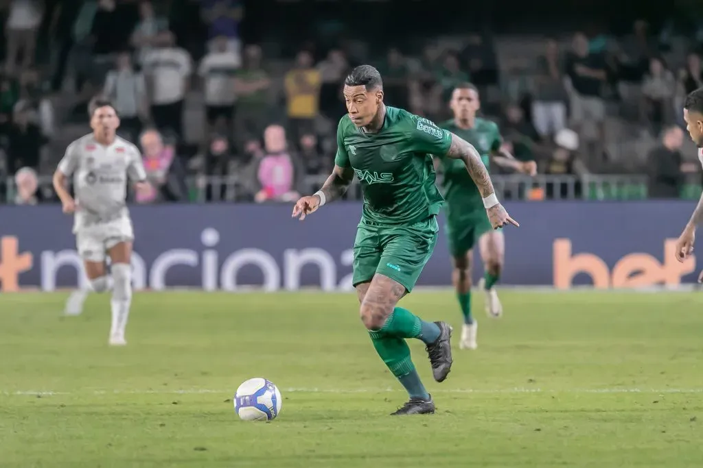 Alef Manga em ação com a camisa do Coritiba, pelo Campeonato Brasileiro da Série B. Foto: Fernando Teramatsu/AGIF