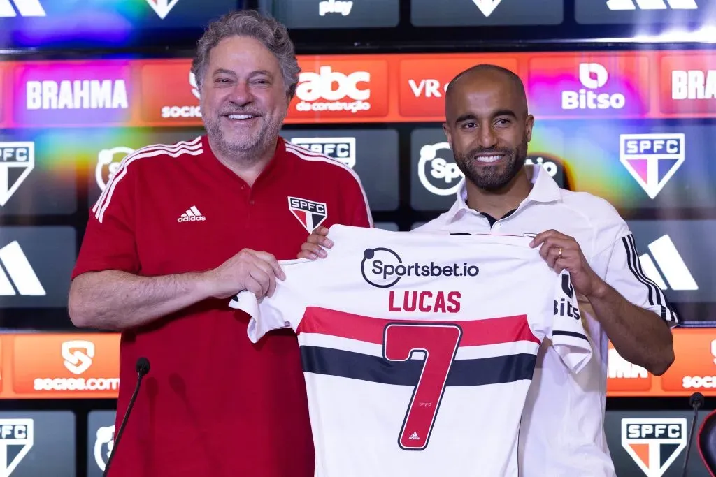 Lucas Moura ao lado de Julio Casares presidente do Sao Paulo durante sua apresentacao oficial como jogador do Sao Paulo em coletiva de imprensa realizada no CT Barra Funda. Foto: Ettore Chiereguini/AGIF