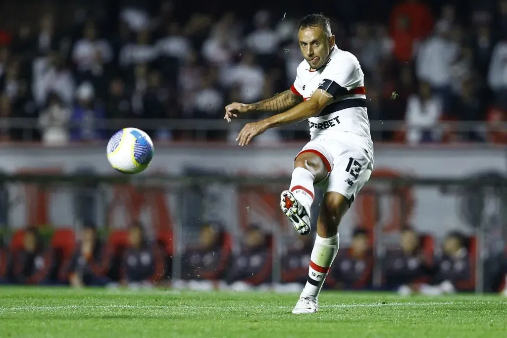 Rafinha jogador do Sao Paulo durante partida contra o Goiás no Morumbi pelo campeonato Copa Do Brasil 2024. Foto: Marco Miatelo/AGIF