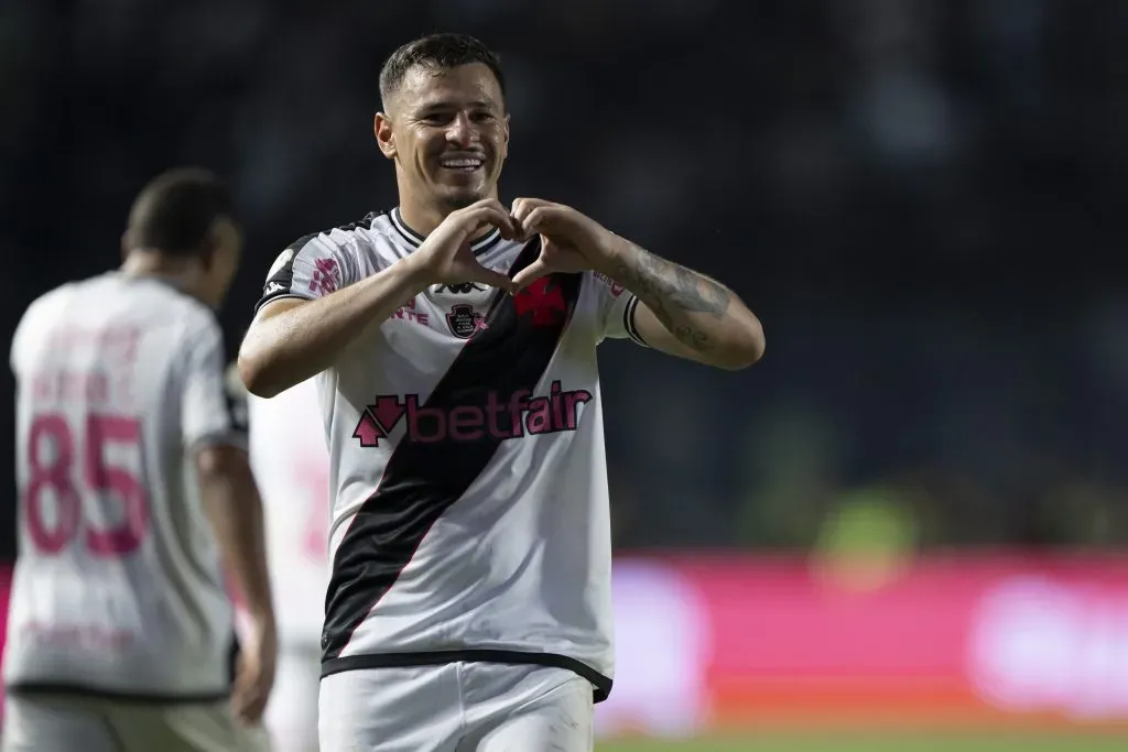 Hugo Moura é um dos destaques do Vasco sob o comando de Rafael Paiva, mas ainda pertence ao Athletico. Foto: Jorge Rodrigues/AGIF