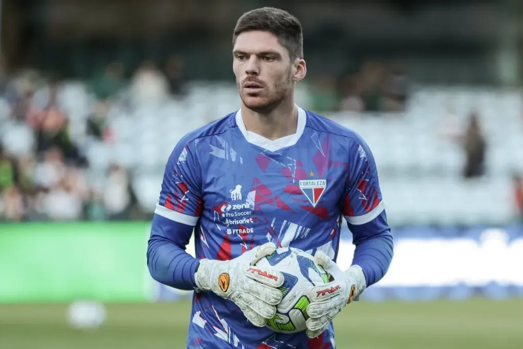 Mauricio Kozlinski goleiro do Fortaleza durante aquecimento antes da partida contra o Coritiba no estadio Couto Pereira pelo campeonato BRASILEIRO A 2023. Foto: Robson Mafra/AGIF