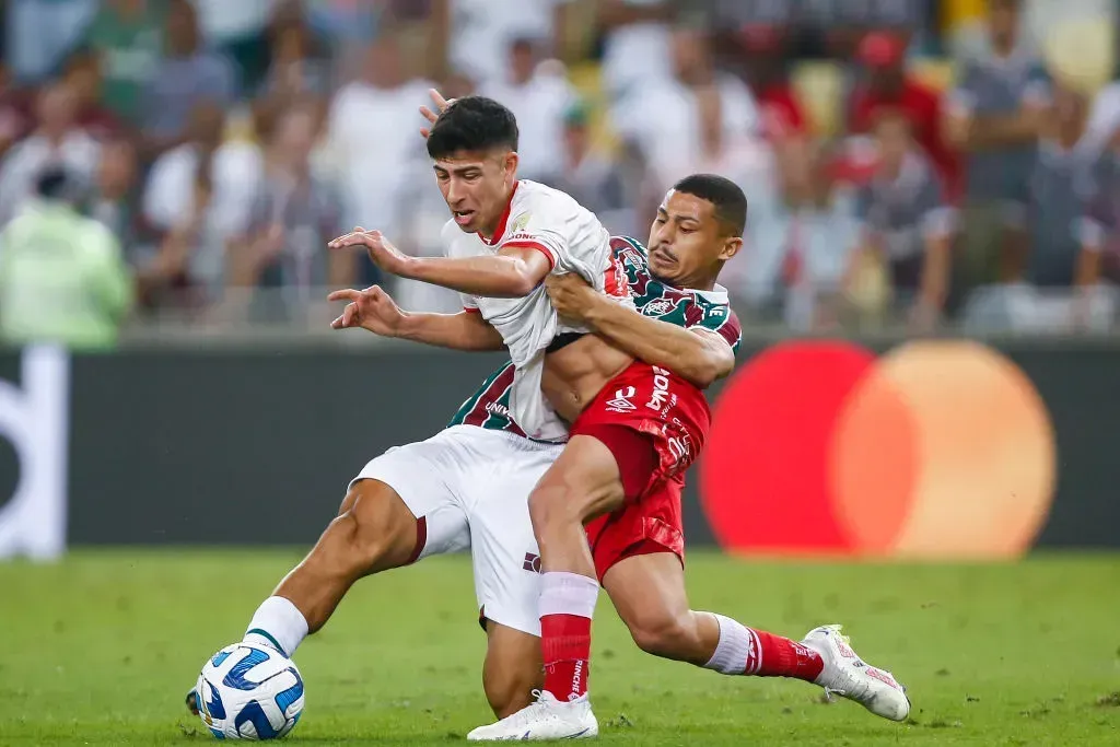 RIO DE JANEIRO, BRAZIL – AUGUST 08: Alan Rodriguez of Argentinos Juniors challenges for the ball with André of Fluminense during the Copa CONMEBOL Libertadores round of 16 second leg match between Fluminense and Argentinos Juniors at Maracana Stadium on August 08, 2023 in Rio de Janeiro, Brazil. (Photo by Wagner Meier/Getty Images)PUBLICIDADE