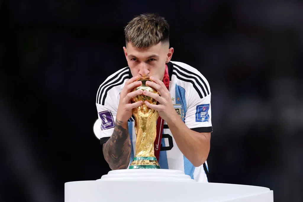 Lisandro Martínez besando la Copa del Mundo. (Foto: Getty)