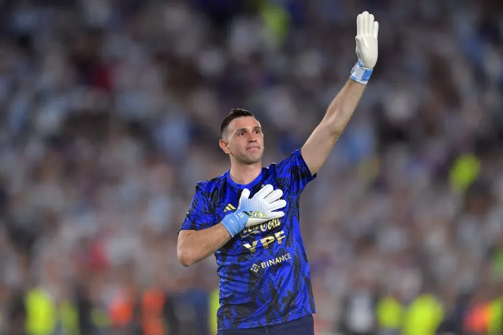 BUENOS AIRES, ARGENTINA – MARCH 23: Emiliano Martinez of Argentina waves to fans prior to an international friendly match between Argentina and Panama at Estadio Más Monumental Antonio Vespucio Liberti on March 23, 2023 in Buenos Aires, Argentina. (Photo by Marcelo Endelli/Getty Images)