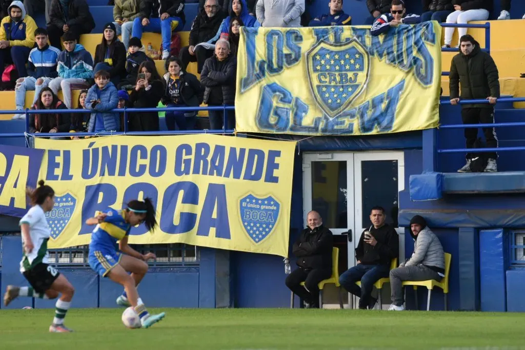 Riquelme viendo el partido.