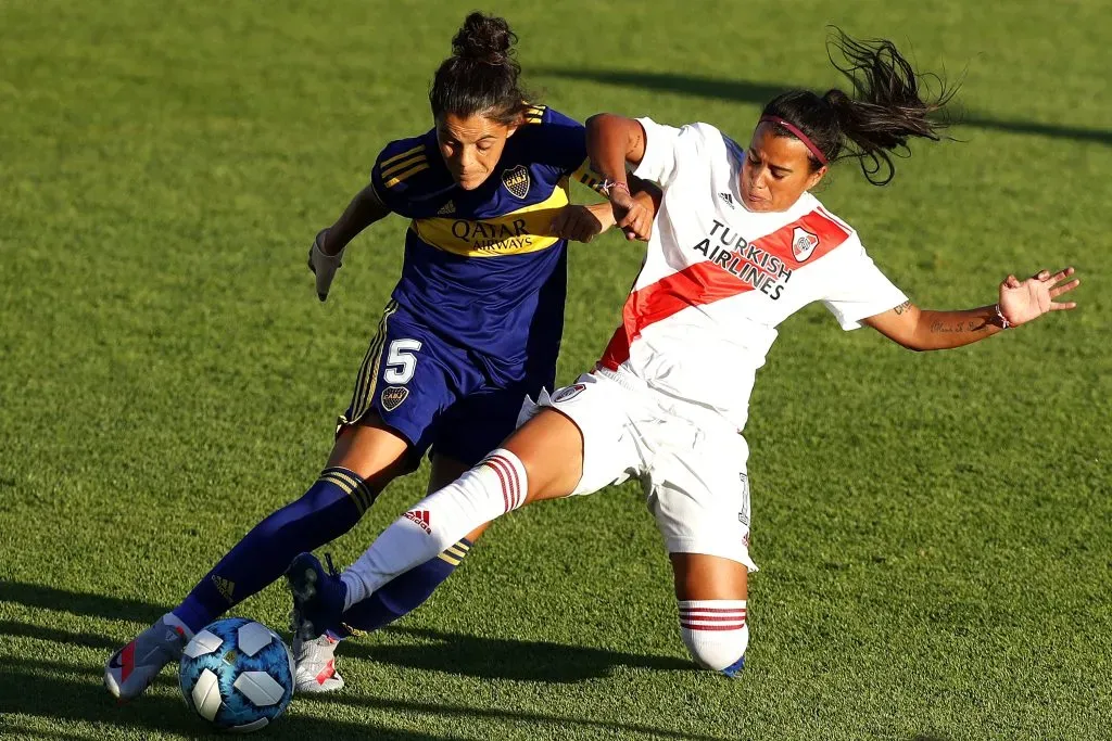 BUENOS AIRES, ARGENTINA – JANUARY 19: Carolina Birizamberri of River Plate competes for the ball with Florencia Quiñones of Boca Juniors during the final match between Boca Juniors and River Plate as part of Torneo de Transicion 2020/21 at Jose Amalfitani Stadium on January 19, 2021 in Buenos Aires, Argentina. (Photo by Agustin Marcarian – Pool/Getty Images)