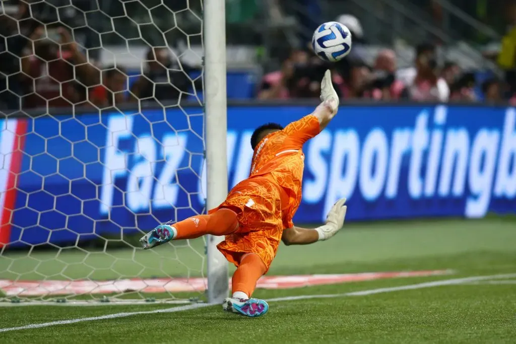 Sergio Romero tapa el primer penal de la serie ante Palmeiras, en el Allianz Parque.