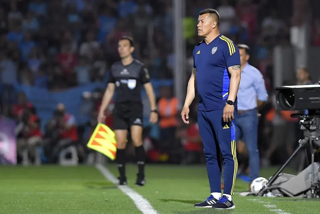 Jorge Almirón, incrédulo, durante el desarrollo del primer tiempo entre Belgrano y Boca.