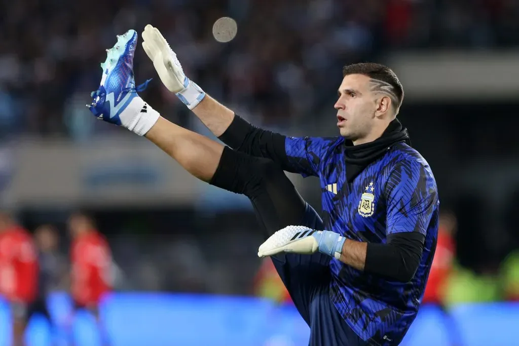 Emiliano Martínez entrando en calor previo al partido contra Paraguay. (Foto: Getty).