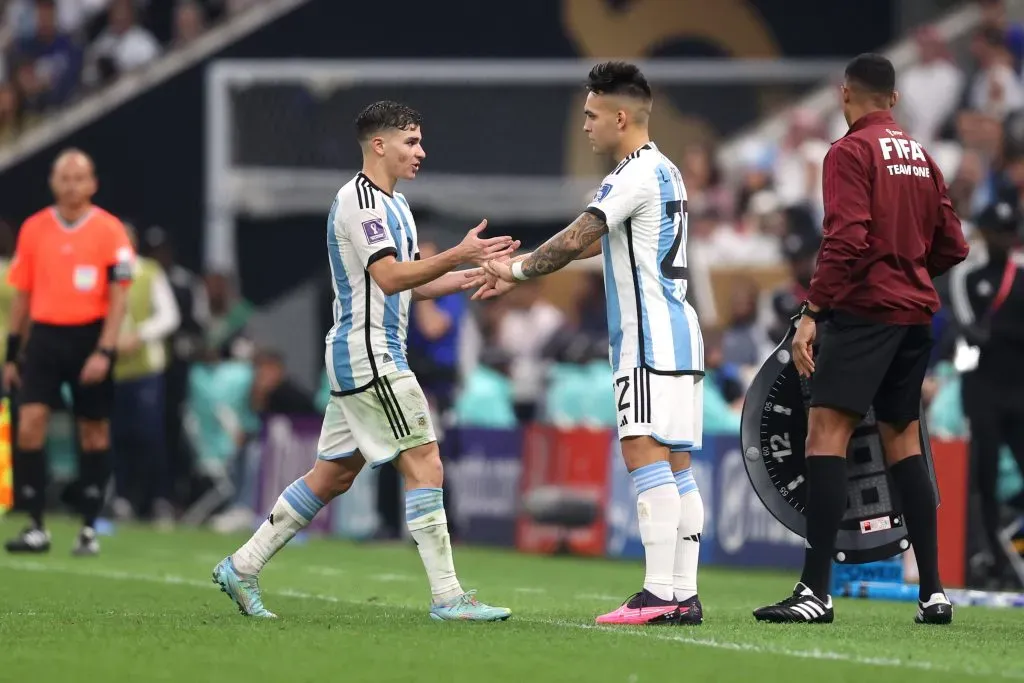 Lautaro Martínez releva a Julián Álvarez durante la final del Mundial de Qatar ante Francia.