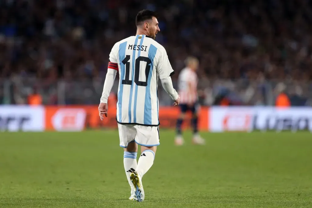 Lionel Messi, hoy titular, jugando en el último encuentro de la Selección, frente a Paraguay. (Foto: Getty).