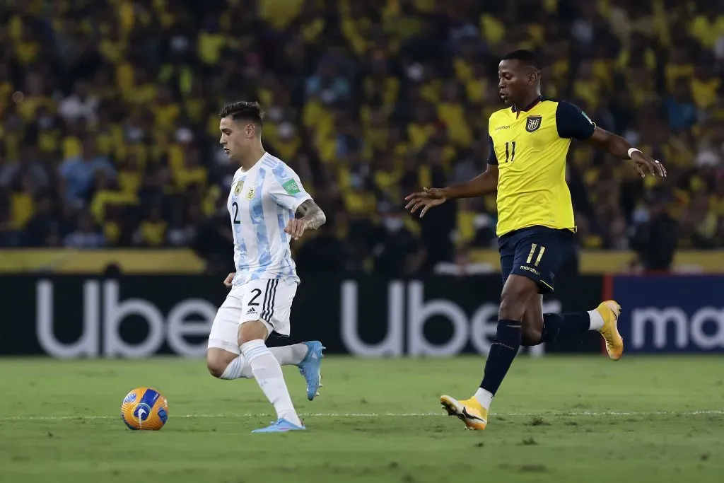 Lucas Martínez Quarta cuida la pelota ante la marca de Estrada. (Foto: Getty).