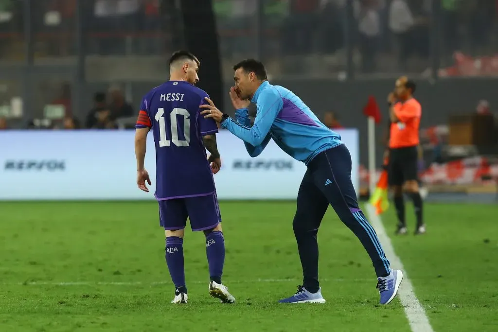 Lionel Scaloni dándole una indicación a Messi en el duelo contra Perú. (Foto: Getty).