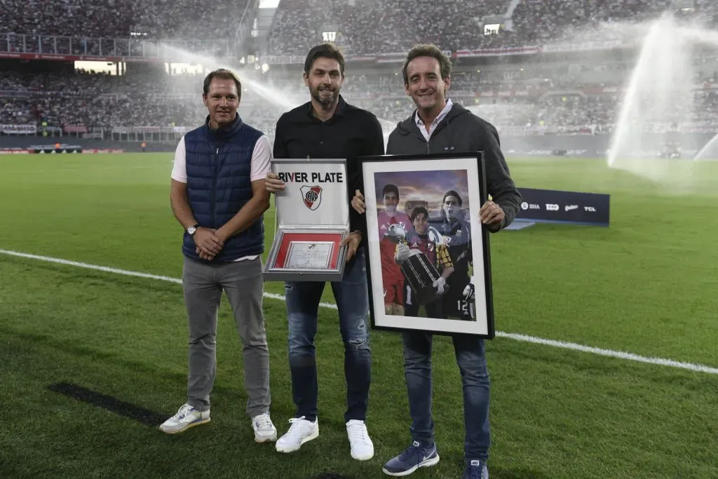Germán Lux recibió una placa en reconocimiento a su trayectoria. (Prensa River)