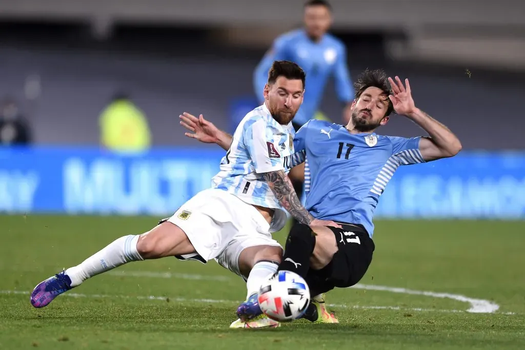 Lionel Messi pelea la pelota con Matias Viña en el último duelo de la Selección ante Uruguay como local. (Foto: Getty).