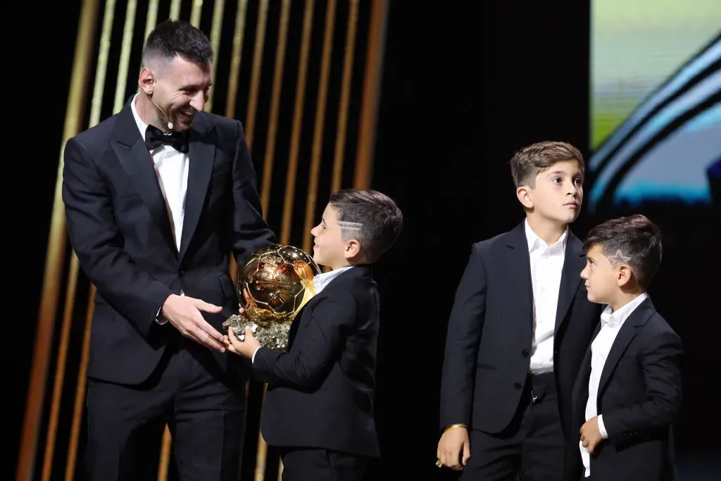 Leo, junto a Thiago, Ciro y Mateo en la entrega de su octavo Balón de Oro (Getty)