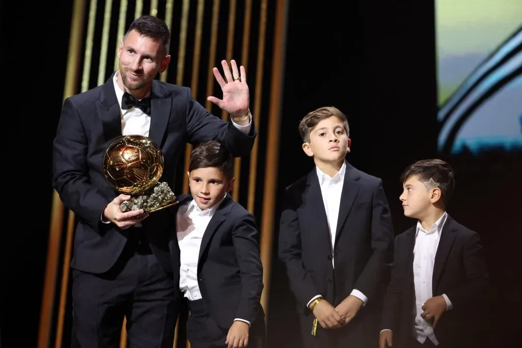 Lionel Messi posa con el Balón de Oro junto a sus hijos.