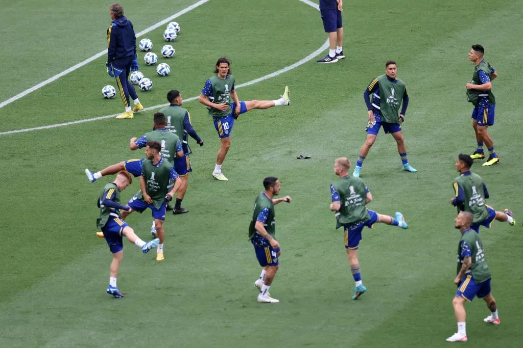 El plantel de Boca entrando en calor para el partido contra Fluminense. (Foto: Getty).