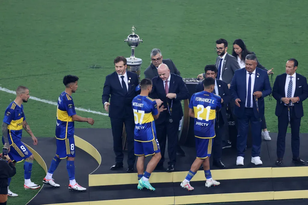 Boca recibió la medalla del segundo puesto y se retiró del campo. (Getty)