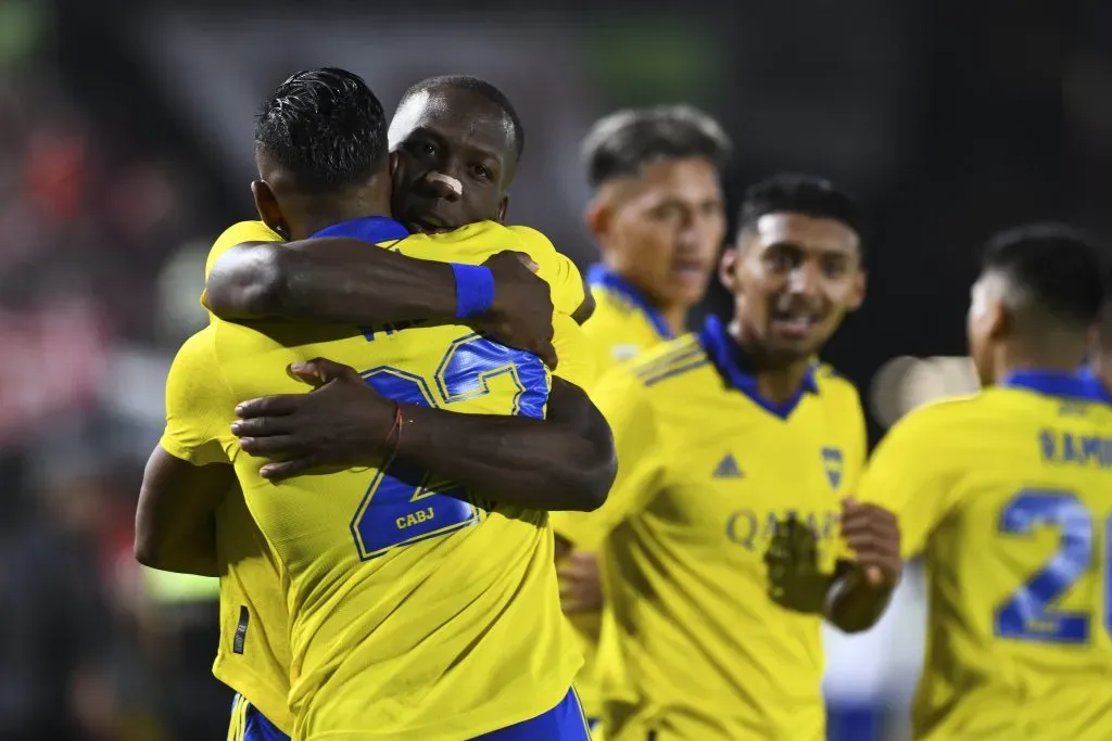 Luis Advíncula celebra un gol de Boca junto a Sebastián Villa. (Foto: Getty).