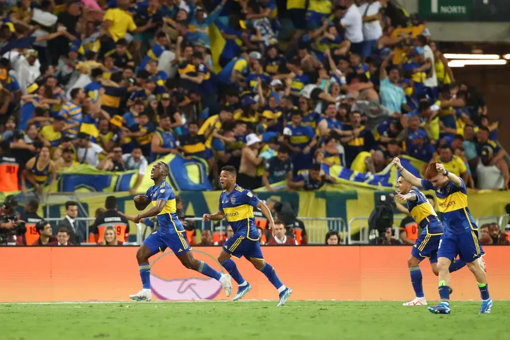 La gente de Boca celebra el gol de Advíncula. (Getty)