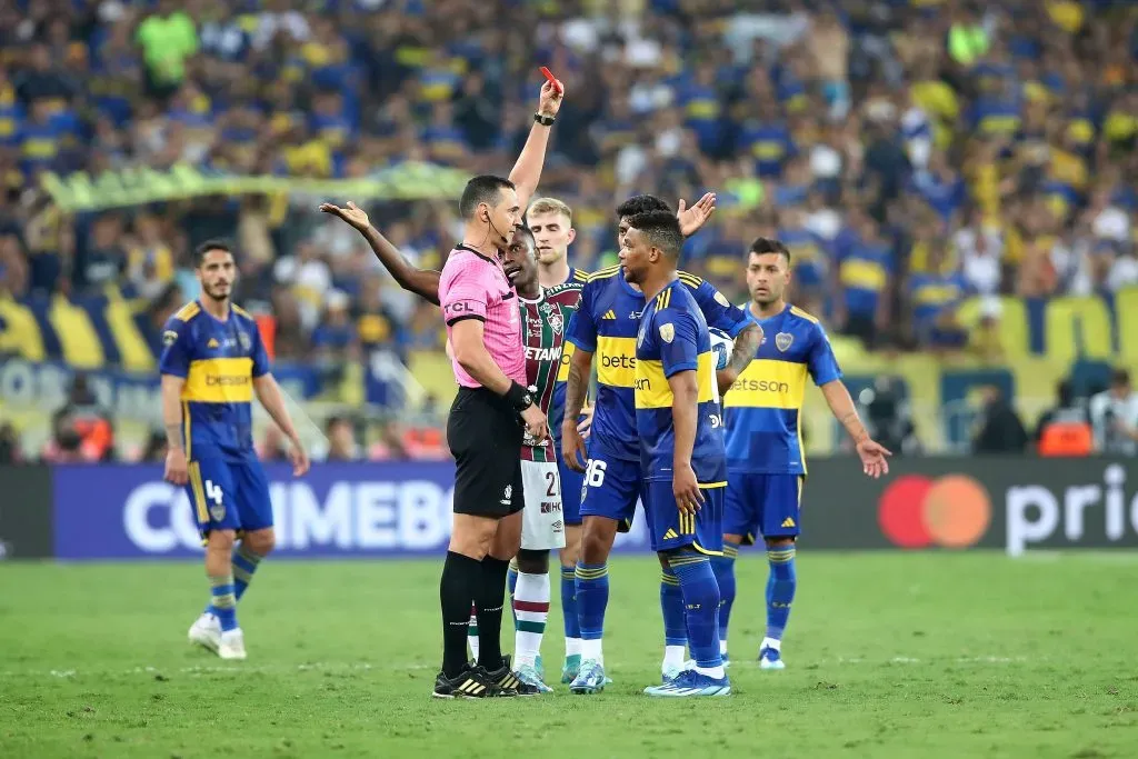 Wilmar Roldán le muestra la tarjeta roja a Frank Fabra. (Foto: Getty).