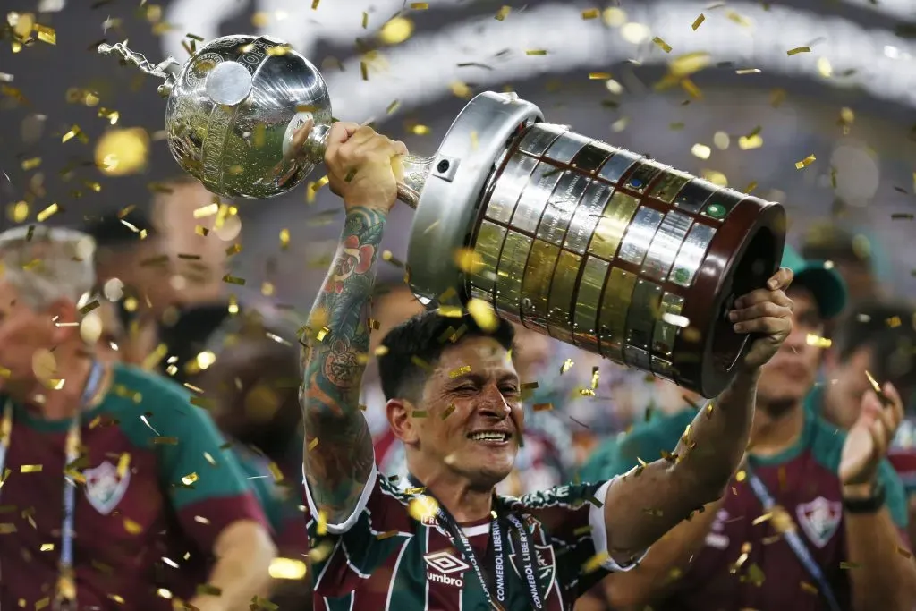 Germán Cano levanta la primera Copa Libertadores de la historia de Fluminense. (Foto: Getty).