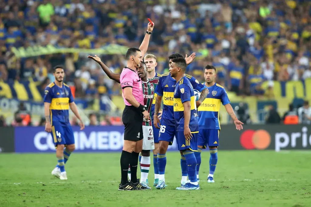 RIO DE JANEIRO, BRAZIL – NOVEMBER 04: Referee Wilmar Roldan shows red card to Frank Fabra of Boca Juniors during the final match of Copa CONMEBOL Libertadores 2023 between Fluminense and Boca Juniors at Maracana Stadium on November 04, 2023 in Rio de Janeiro, Brazil. (Photo by Raul Sifuentes/Getty Images)