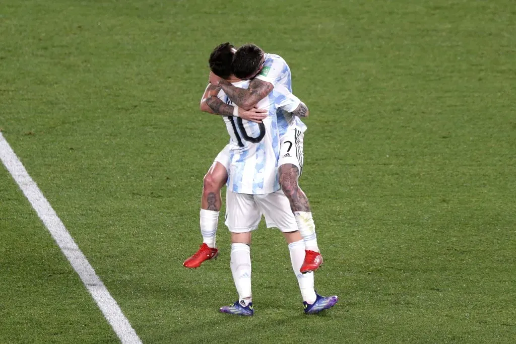 Lionel Messi celebrando un gol junto a Rodrigo De Paul en el duelo ante Uruguay. (Foto: Getty).