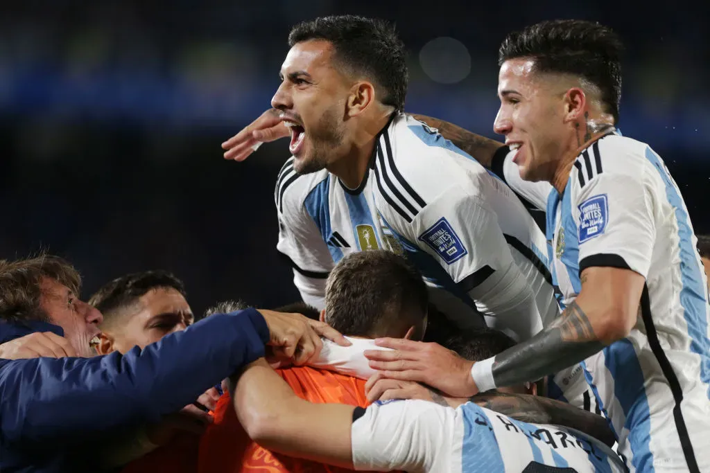 Paredes y Enzo, dos que deben cuidarse de más en el clásico con Uruguay (Getty)