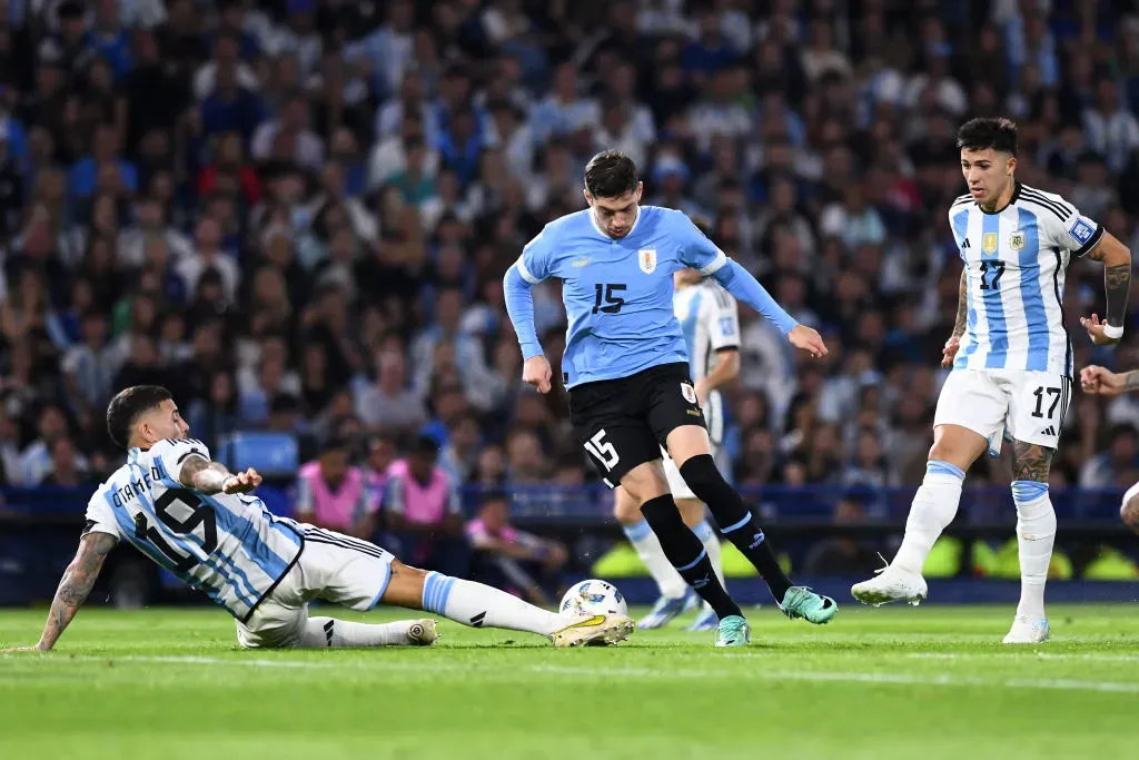 Una entrada de Nicolás Otamendi sobre Federico Valverde. (Foto: Getty)