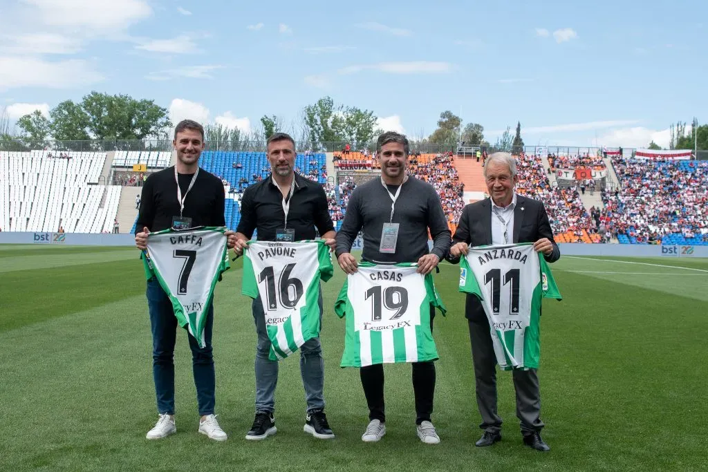 Eduardo Anzarda fue homenajeado en el último partido que dirigió Gallardo en River. (Foto: Prensa Betis).