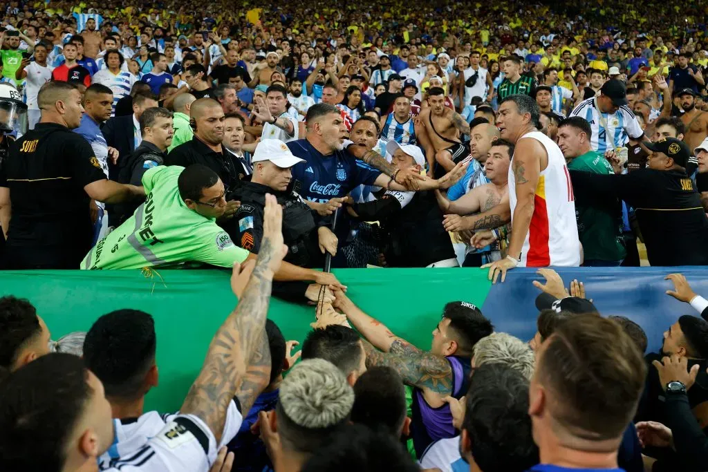 Los jugadores de la Selección Argentina actuaron ante la represión policial. (Foto: Getty).