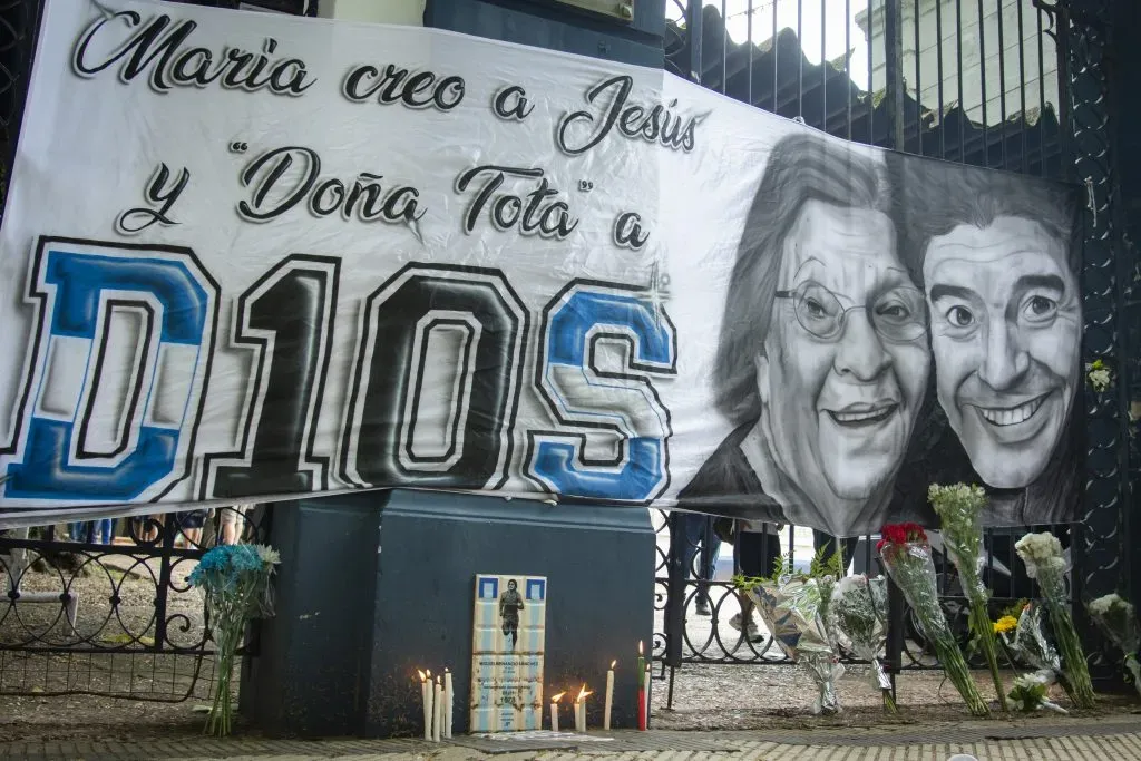 Una de las banderas que escoltó a Maradona el día de su muerte.