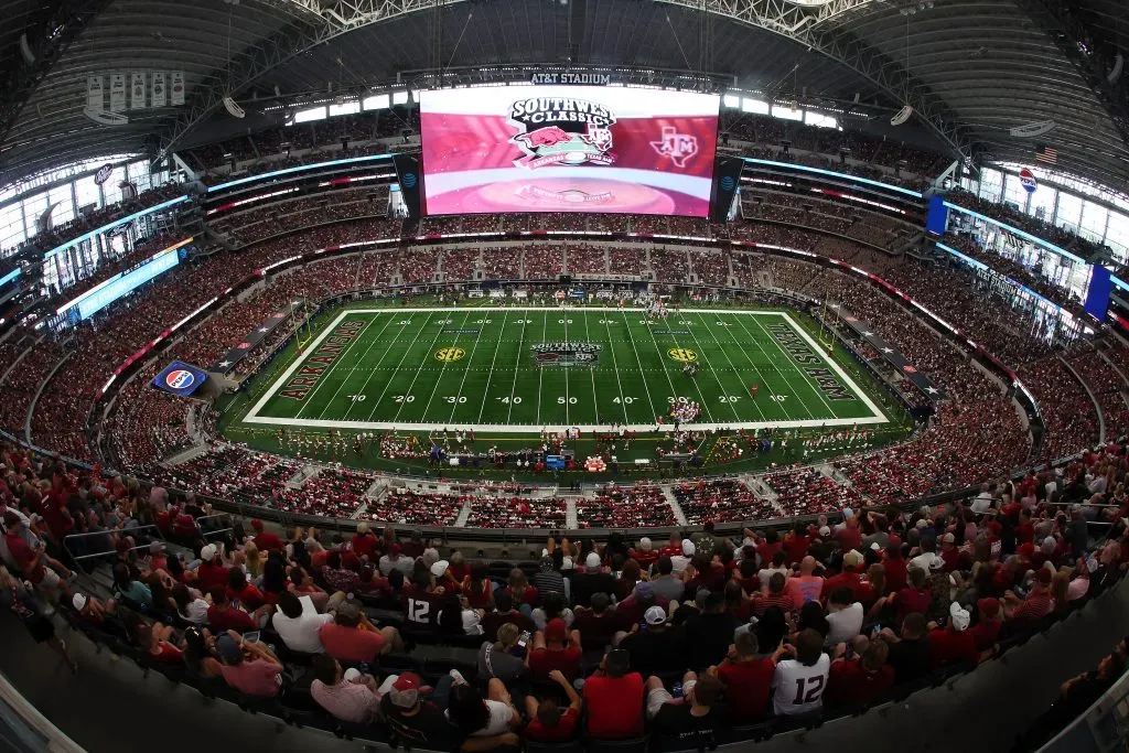 AT&T Stadium, casa de los Cowboys en la NFL, tiene la capacidad de albergar a casi cien mil personas. (Getty)