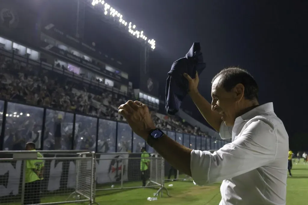 Ramón Díaz terminó regalando su saco a los hinchas.