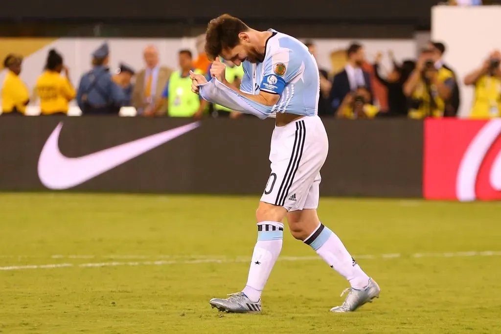 Leo falló su penal y después renunció a la Selección. (Foto: Getty Images)
