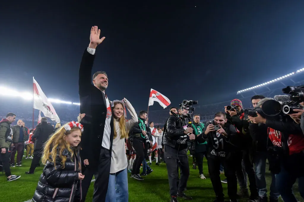 Demichelis celebra con sus hijas la conquista de la Liga Profesional. (Foto: Getty).