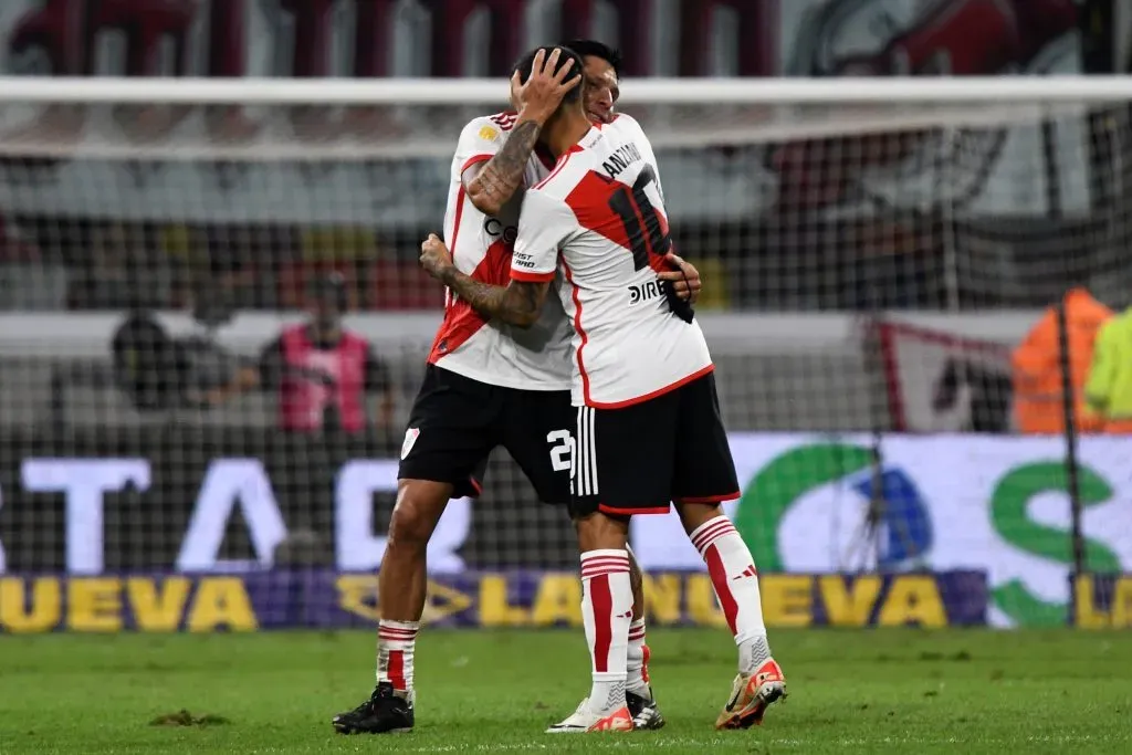 Enzo Pérez se abraza con Lanzini antes de dejar la cancha.