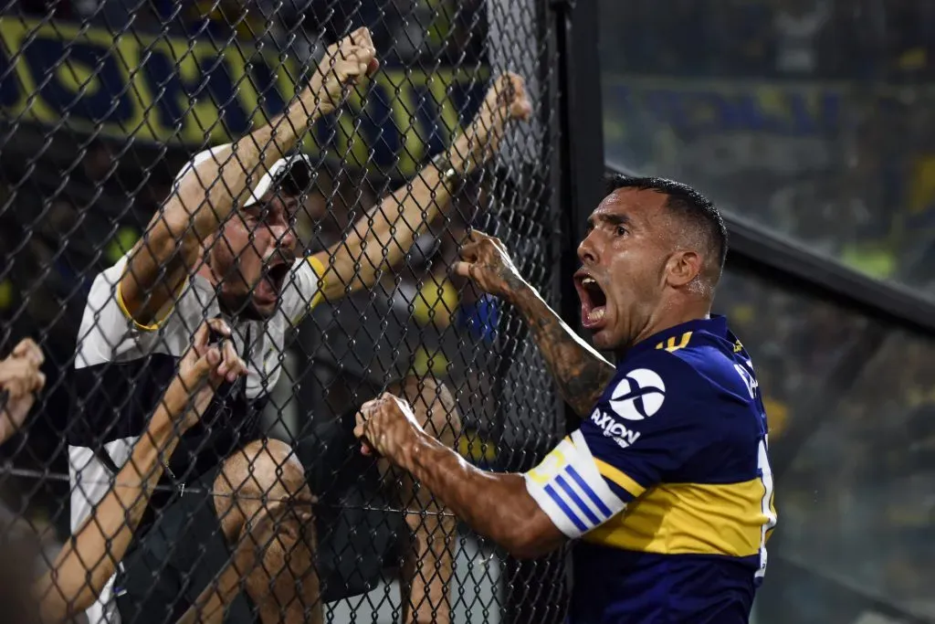 Carlos Tevez festejando un gol en Boca. (Foto: Getty)