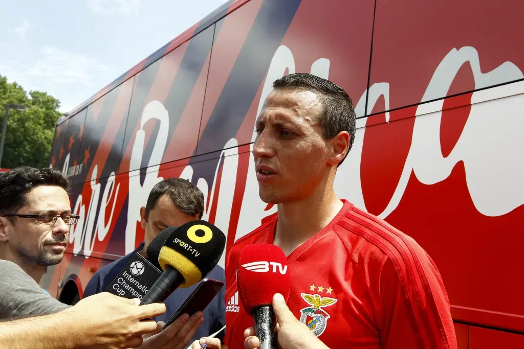 Lema en una rueda de prensa con la ropa de Benfica. (Foto: Benfica)