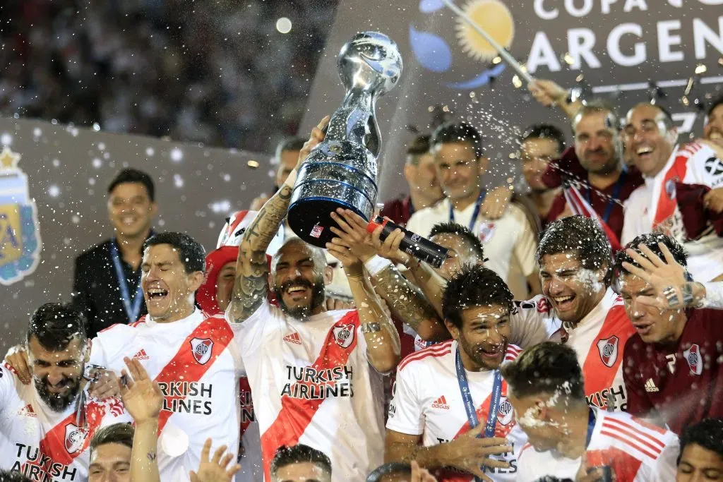 MENDOZA, ARGENTINA – DECEMBER 13: Javier Pinola of River Plate lifts the trophy to celebrate with teammates after the final of Copa Argentina 2019 between Central Cordoba and River Plate at Estadio Malvinas Argentinas on December 13, 2019 in Mendoza, Argentina. (Photo by Alexis Lloret/Getty Images)