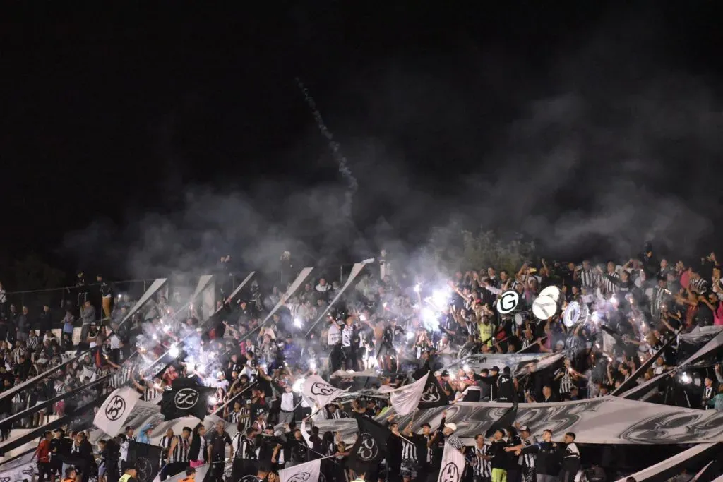 La hinchada de Gimnasia de Mendoza. (Foto: @GimnasiaMendoza)