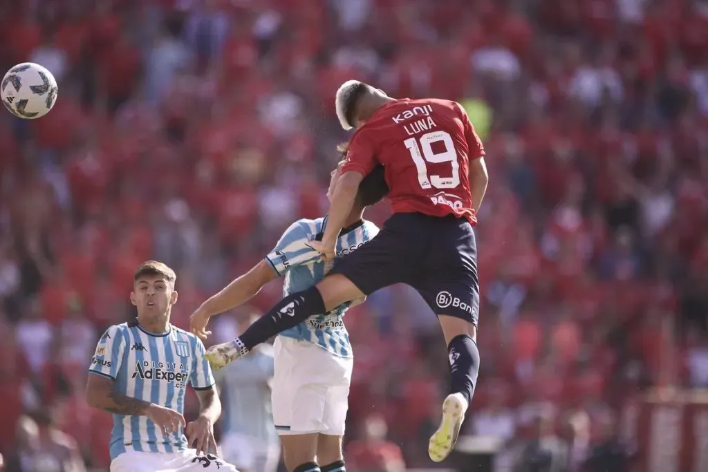 Alex Luna, una de las figuras del local. (Foto: Prensa Independiente)