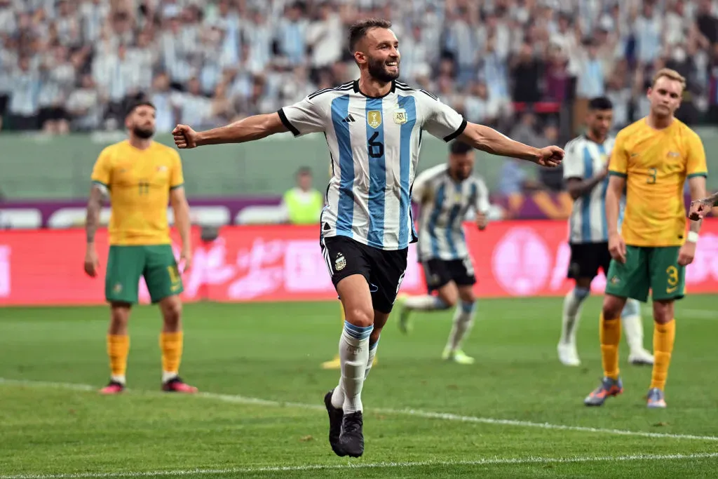 Pezzella celebrando un gol con la camiseta de la Selección Argentina. (Getty Images)