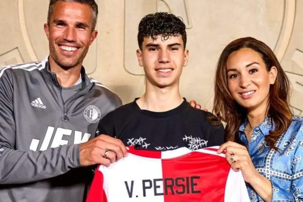 Robin Van Persie con su hijo Shaqueel y su esposa Bouchra.