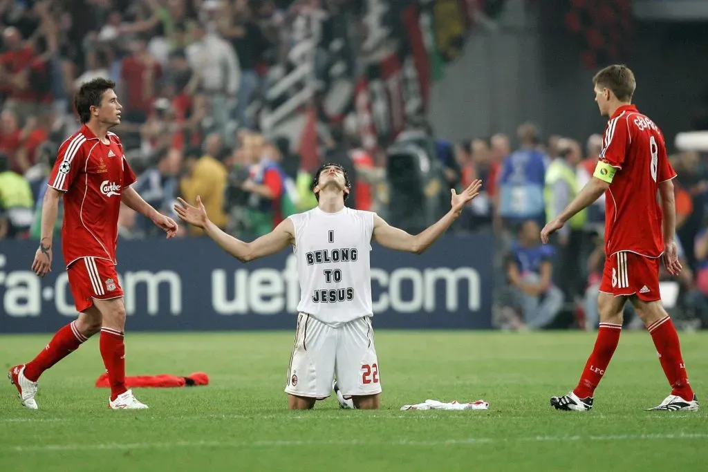 Kaká mostrando su agradecimiento a Jesús tras la épica victoria en la Champions League ante Liverpool.