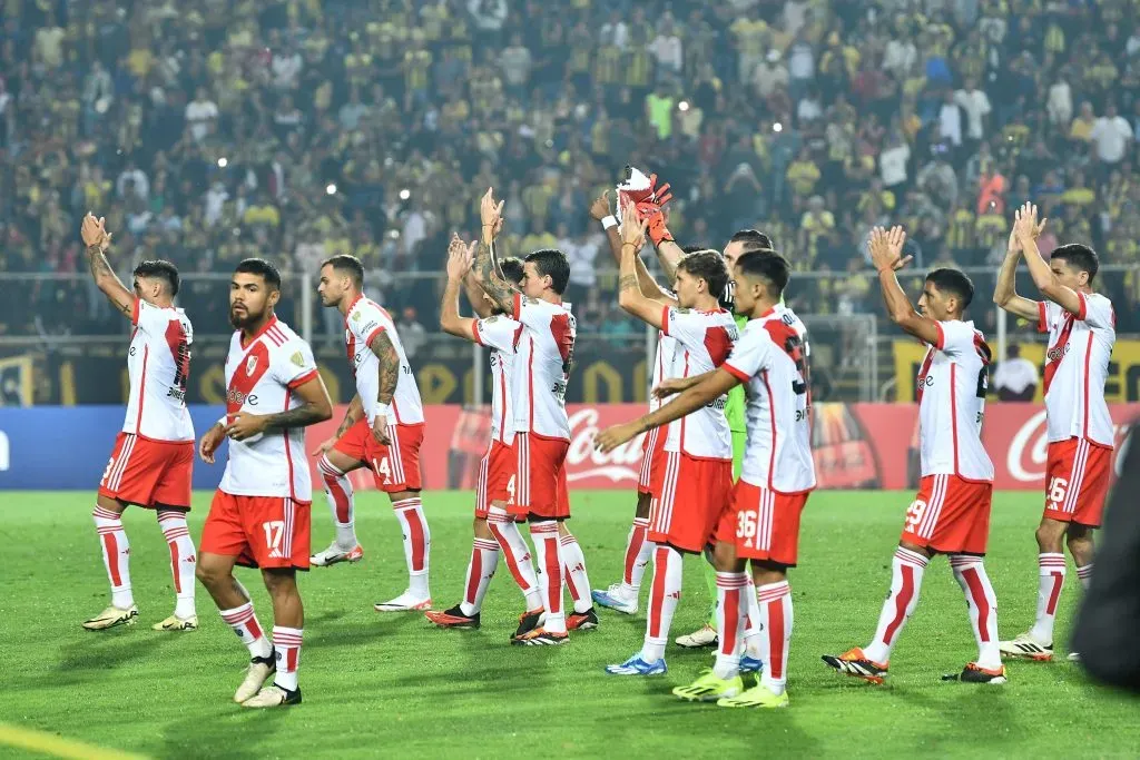 River saluda a su gente tras la victoria por 2 a 0 ante Táchira en Venezuela. (Foto: Prensa River).