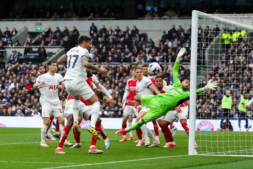 El cabezazo de Cuti al palo. (Foto: IMAGO).